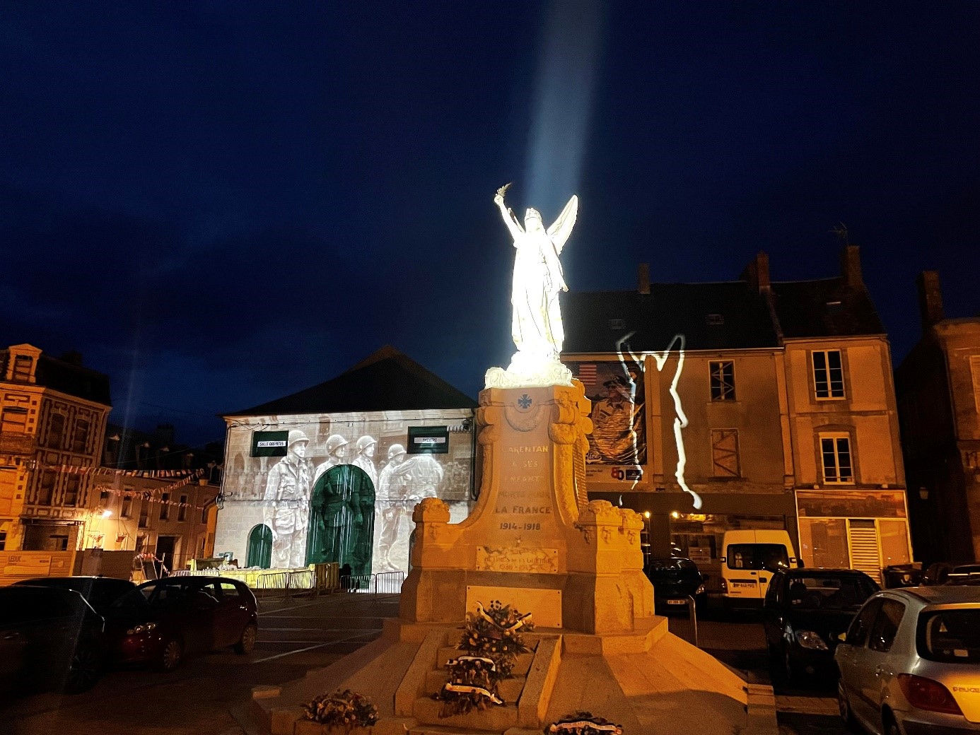 Carentan célèbre le 80e anniversaire du débarquement en Normandie avec des projections gobo monumentales et un mapping architectural innovant